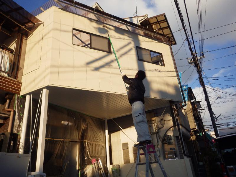 大阪は門真市での玄関周り外部面各所,外壁,金属サイディング塗装はお任せください。